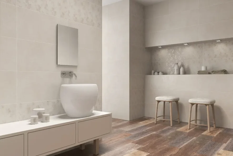 Světlá moderní koupelna s keramickými obklady, designovým umyvadlem a dřevěnou dlažbou – příklad minimalistické renovace od ServisProfi.cz