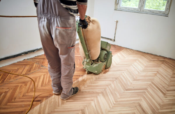 Renovace dřevěné podlahy: kompletní průvodce broušením a lakováním